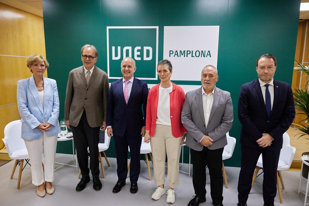 Mesa redonda “EL FUTURO DE LA UNIVERSIDAD”